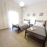 Zoe\'S Apartment, Alepou