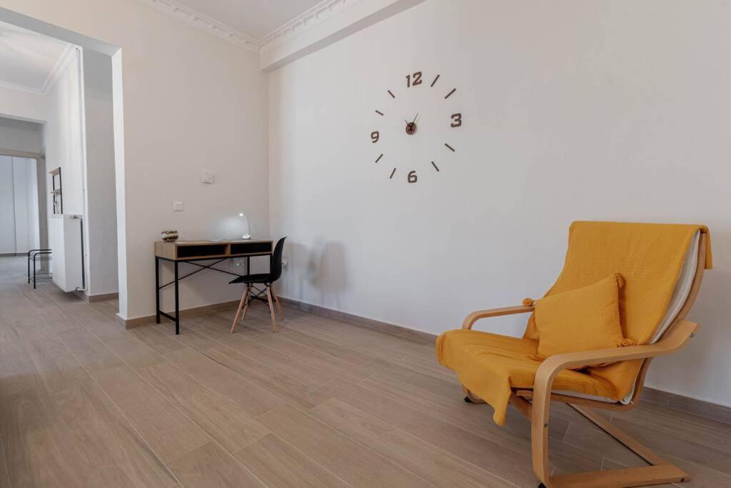Zoe's Apartment, * Alepou
